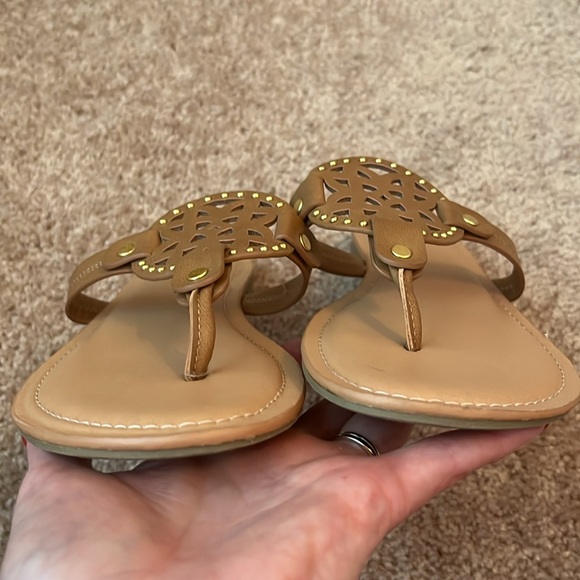 DV by Dolce Vita Gotie Medallion Thongs - Picture 4 of 8